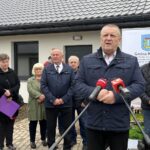 15.04.2024. Nietulisko Duże. Pierwsi mieszkańcy gminy Kunów otrzymali klucze do swoich nowych mieszkań socjalnych. Na zdjęciu: Lech Łodej - wójt gminy Kunów / Fot. Patryk Wójcik - Radio Kielce