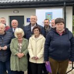 15.04.2024. Nietulisko Duże. Pierwsi mieszkańcy gminy Kunów otrzymali klucze do swoich nowych mieszkań socjalnych. Na zdjęciu: Lech Łodej - wójt gminy Kunów z mieszkańcami / Fot. Patryk Wójcik - Radio Kielce