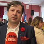 11.04.2024. Sandomierz. Wystawa "Wielcy malarze na stołach sandomierskiej "Marmolady". Na zdjęciu: nauczyciel Krzysztof Jonaszek / Fot. Grażyna Szlęzak - Radio Kielce