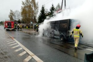 Pożar busa z przesyłkami kurierskimi