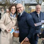 05.04.2024. Skarżysko-Kamienna, Kandydaci na prezydenta Skarżyska zabiegali o głosy na targowisku miejskim. Na zdjęciu (od lewej): Karolina Nowek kandydatka z KKW Karoliny Nowek i Arkadiusz Bogucki z KWW Marka Materka / Fot. Arkadiusz Bogucki - Facebook