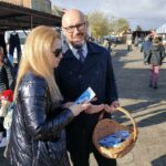 05.04.2024. Skarżysko-Kamienna, Kandydaci na prezydenta Skarżyska zabiegali o głosy na targowisku miejskim. Na zdjęciu: Arkadiusz Bogucki z KWW Marka Materka / Fot. Arkadiusz Bogucki - Facebook