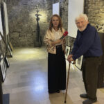 14.04.2024. Sandomierz. Wystawa „Brama” prof. Wincentego Kućmy w Muzeum Diecezjalnym - Domu Długosza. Na zdjęciu: Grażyna Szlęzak, dziennikarka Radia Kielce oraz prof. Wincenty Kućma / Fot. Radio Kielce