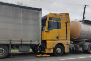 Zderzenie trzech ciężarówek na drodze krajowej