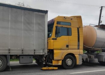 Zderzenie trzech ciężarówek na drodze krajowej