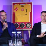 23.04.2024 Warszawa, Byli zawodnicy reprezentacji Polski (od lewej) Grzegorz Tkaczyk i Sławomir Szmal podczas konferencji prasowej "Orłów Wenty". /Fot. Leszek Szymański - PAP