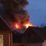 Strażacy walczą z pożarem budynku mieszkalnego