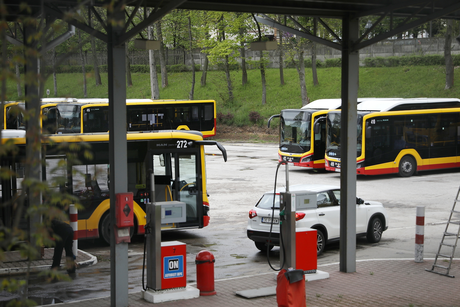 Wypadek w bazie MPK w Kielcach. Ranny mężczyzna.
