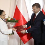 22.04.2024. Kielce. Dworek Laszczyków. Uroczystość uhonorowania prof. Bogumiły Szury srebrnym medalem "Zasłużony Kulturze Gloria Artis". Na zdjęciu: prof. Bogumiła Szura, Michał Skotnicki - wicewojewoda świętokrzyski / Fot. Wiktor Taszłow - Radio Kielce