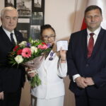 22.04.2024. Kielce. Dworek Laszczyków. Uroczystość uhonorowania prof. Bogumiły Szury srebrnym medalem "Zasłużony Kulturze Gloria Artis". Na zdjęciu (od lewej): Andrzej Bętkowski - marszałek województwa, prof. Bogumiła Szura, Michał Skotnicki - wicewojewoda świętokrzyski / Fot. Wiktor Taszłow - Radio Kielce