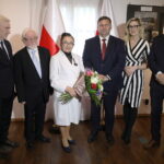 22.04.2024. Kielce. Dworek Laszczyków. Uroczystość uhonorowania prof. Bogumiły Szury srebrnym medalem "Zasłużony Kulturze Gloria Artis". Na zdjęciu (od lewej): Andrzej Bętkowski - marszałek województwa, Andrzej Szura - mąż prof. Bogumiły Szury, prof. Bogumiła Szura, Michał Skotnicki - wicewojewoda świętokrzyski, Katarzyna Korus - p.o. dyrektora Muzeum Wsi Kieleckiej, Jarosław Karyś - zastępca dyrektora Muzeum Wsi Kieleckiej / Fot. Wiktor Taszłow - Radio Kielce