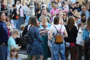 30.04.2024. Kielce, Plac Literatów. „Potańcówka - podziękówka”. / Fot. Wiktor Taszłow - Radio Kielce