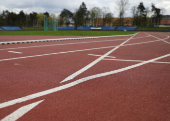 03.04.2024. Kielce. Wybrzuszenia gumowej nawierzchni na Stadionie Lekkoatletycznym im. Leszka Drogosza w Kielcach / Fot. Wiktor Taszłow - Radio Kielce