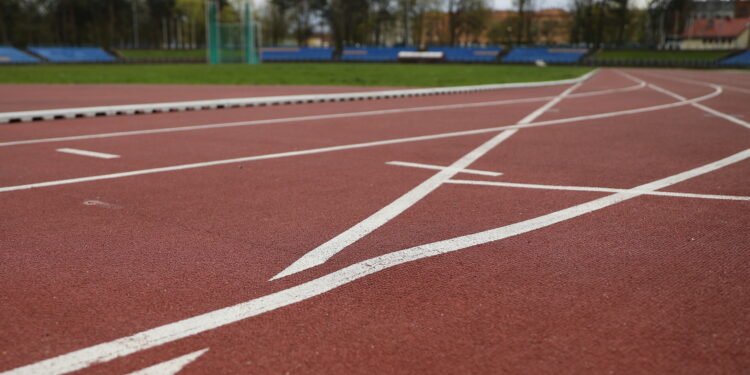 03.04.2024. Kielce. Wybrzuszenia gumowej nawierzchni na Stadionie Lekkoatletycznym im. Leszka Drogosza w Kielcach / Fot. Wiktor Taszłow - Radio Kielce