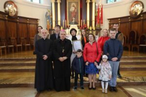 Biskup sandomierski wręczył tytuł Obrońcy Życia. Laureatka przez wiele lat pomagała rodzinom