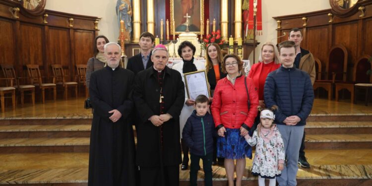 Biskup sandomierski wręczył tytuł Obrońcy Życia. Laureatka przez wiele lat pomagała rodzinom