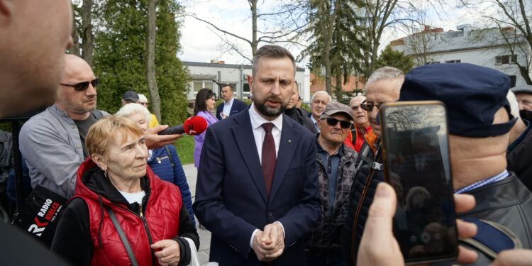 04.04.2024. Busko-Zdrój. Konferencja przedstawicieli PSL - Trzecia Droga. Na zdjęciu: Władysław Kosiniak-Kamysz - minister obrony narodowej / Fot. Piotr Kwaśniewski - Radio Kielce