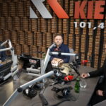 17.04.2024. Kielce. Debata 1:1 kandydatów na prezydenta Skarżyska-Kamiennej. Na zdjęciu (od lewej): Adam Ciok - Komitet Wyborczy Wyborców Samorząd 24, Robert Szumielewicz - Radio Kielce i Arkadiusz Bogucki – KWW Marka Materka / Fot. Dionizy Krawczyński - Radio Kielce