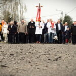 Procesja Emaus idzie ulicami Sukowa