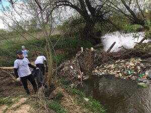 40 worków pełnych śmieci. Akcja sprzątania okolic rzeki Koprzywianki zakończona sukcesem - Radio Kielce
