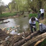 40 worków pełnych śmieci. Akcja sprzątania okolic rzeki Koprzywianki zakończona sukcesem - Radio Kielce