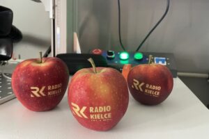 Jabłka grawerowane laserem / Fot. Grażyna Szlęzak - Radio Kielce