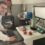 Mateusz Siudak i jego jabłka grawerowane laserem / Fot. Grażyna Szlęzak - Radio Kielce