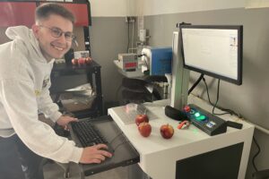 Mateusz Siudak i jego jabłka grawerowane laserem / Fot. Grażyna Szlęzak - Radio Kielce