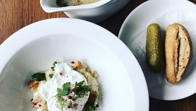 Zalewajka Świętokrzyska z oliwą truflową i jajkiem poche. - Radio Kielce