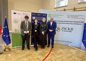 Fot. Drużyna Zespołu Szkół Centrum Kształcenia Rolniczego im. Ziemi Sandomierskiej w Sandomierzu-Mokoszynie z organizatorami konkursu.