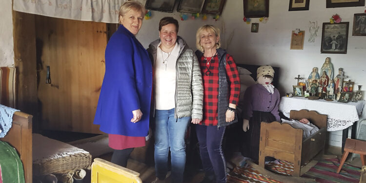 Zabytkowa wiejska chata w Kakoninie wysprzątana czeka na turystów - Radio Kielce