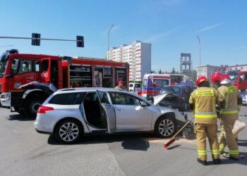 Zderzenie dwóch aut na ostrowieckim skrzyżowaniu