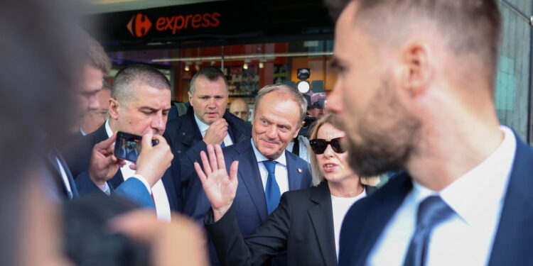 07.05.2024. Katowice. Premier Donald Tusk przed budynkiem dworca PKP. W Katowicach odbędzie się wyjazdowe posiedzenie Rady Ministrów. Wcześniej szef polskiego rządu weźmie udział w Europejskim Kongresie Gospodarczym / Fot. Michał Meissner - PAP