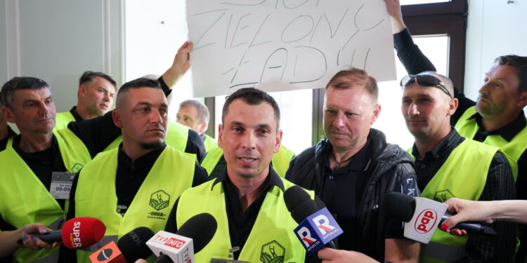 Grupa rolników protestuje w Sejmie, domaga się spotkania z premierem ws. "Zielonego Ładu"
