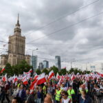 10.05.2024. Warszawa. Uczestnicy organizowanej przez "Solidarność" w ramach protestu przeciwko Zielonemu Ładowi manifestacji przed Sejmem w Warszawie. Organizatorami odbywającego się pod hasłem "Precz z Zielonym Ładem" przemarszu są NSZZ "Solidarność" oraz NSZZ Rolników Indywidualnych "Solidarność". Wśród uczestników marszu są także politycy Prawa i Sprawiedliwości / Fot. Paweł Supernak - PAP
