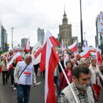 10.05.2024. Warszawa. Uczestnicy organizowanej przez "Solidarność" w ramach protestu przeciwko Zielonemu Ładowi manifestacji przed Sejmem w Warszawie. Organizatorami odbywającego się pod hasłem "Precz z Zielonym Ładem" przemarszu są NSZZ "Solidarność" oraz NSZZ Rolników Indywidualnych "Solidarność". Wśród uczestników marszu są także politycy Prawa i Sprawiedliwości / Fot. Radek Pietruszka - PAP