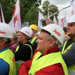 10.05.2024. Warszawa. Uczestnicy organizowanej przez "Solidarność" w ramach protestu przeciwko Zielonemu Ładowi manifestacji przed Sejmem w Warszawie. Organizatorami odbywającego się pod hasłem "Precz z Zielonym Ładem" przemarszu są NSZZ "Solidarność" oraz NSZZ Rolników Indywidualnych "Solidarność". Wśród uczestników marszu są także politycy Prawa i Sprawiedliwości / Fot. Radek Pietruszka - PAP