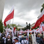 10.05.2024. Warszawa. Uczestnicy organizowanej przez "Solidarność" w ramach protestu przeciwko Zielonemu Ładowi manifestacji przed Sejmem w Warszawie. Organizatorami odbywającego się pod hasłem "Precz z Zielonym Ładem" przemarszu są NSZZ "Solidarność" oraz NSZZ Rolników Indywidualnych "Solidarność". Wśród uczestników marszu są także politycy Prawa i Sprawiedliwości / Fot. Radek Pietruszka - PAP