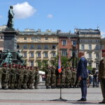 18.05.2024. Kraków. Premier Donald Tusk podczas uroczystych obchodów 80. rocznicy Bitwy o Monte Cassino, odbywających się na Rynku Głównym / Fot. PAP/Art Service
