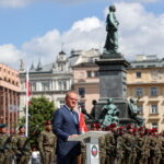 18.05.2024. Kraków. Premier Donald Tusk podczas uroczystych obchodów 80. rocznicy Bitwy o Monte Cassino, odbywających się na Rynku Głównym / Fot. PAP/Art Service