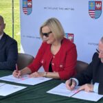 28.05.2024. Kielce. Podpisanie umowy na budowę nowego bloku operacyjnego w Wojewódzkim Szpitalu Zespolonym. Na zdjęciu (od lewej): Marcin Wieczorek - prezes zarządu Wielobranżowego Przedsiębiorstwa Inwestycyjnego WUDIMEKS, Renata Janik - marszałek województwa, Marek Bogusławski - wicemarszałek województwa / Fot. Iwona Murawska-Bujnowicz - Radio Kielce