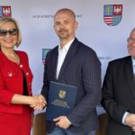 28.05.2024. Kielce. Podpisanie umowy na budowę nowego bloku operacyjnego w Wojewódzkim Szpitalu Zespolonym. Na zdjęciu (od lewej): Renata Janik - marszałek województwa, Marcin Wieczorek - prezes zarządu Wielobranżowego Przedsiębiorstwa Inwestycyjnego WUDIMEKS, Marek Bogusławski - wicemarszałek województwa / Fot. Iwona Murawska-Bujnowicz - Radio Kielce