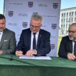 28.05.2024. Kielce. Podpisanie umowy na budowę nowego bloku operacyjnego w Wojewódzkim Szpitalu Zespolonym. Na zdjęciu (od lewej): Piotr Kledzik - prezes zarządu PORR Spółka Akcyjna, Dariusz Wietrzyński - członek PORR Spółka Akcyjna, Bartosz Stemplewski - dyrektor Wojewódzkiego Szpitala Zespolonego / Fot. Iwona Murawska-Bujnowicz - Radio Kielce