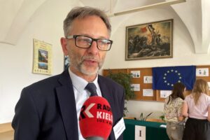 28.05.2024. Sandomierz. Symulacja wyborów do Parlamentu Europejskiego w I Liceum Ogólnokształcącym Collegium Gostomianum. Na zdjęciu: Waldemar Białousz . nauczyciel historii i wiedzy o społeczeństwie w I LO Collegium Gostomianum / Fot. Grażyna Szlęzak - Radio Kielce