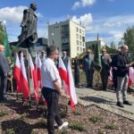 19.05.2024. Kielce. Święto Ludowe. Działacze Polskiego Stronnictwa Ludowego złożyli kwiaty przed pomnikiem Wincentego Witosa / Fot. Izabela Mortas-Rubak - Radio Kielce