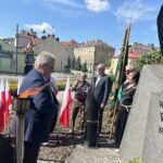 19.05.2024. Kielce. Święto Ludowe. Działacze Polskiego Stronnictwa Ludowego złożyli kwiaty przed pomnikiem Wincentego Witosa. Na zdjęciu: Czesław Siekierski - minister rolnictwa i rozwoju wsi / Fot. Izabela Mortas-Rubak - Radio Kielce