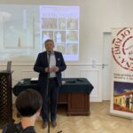 10.05.2024. Końskie. Biblioteka Publiczna Miasta i Gminy w Końskich. Premiera książki o ks. Marcelim Prawicy. Na zdjęciu: Dariusz Kowalczyk - dyrektor Biblioteki Publicznej Miasta i Gminy w Końskich / Fot. Magdalena Galas-Klusek - Radio Kielce