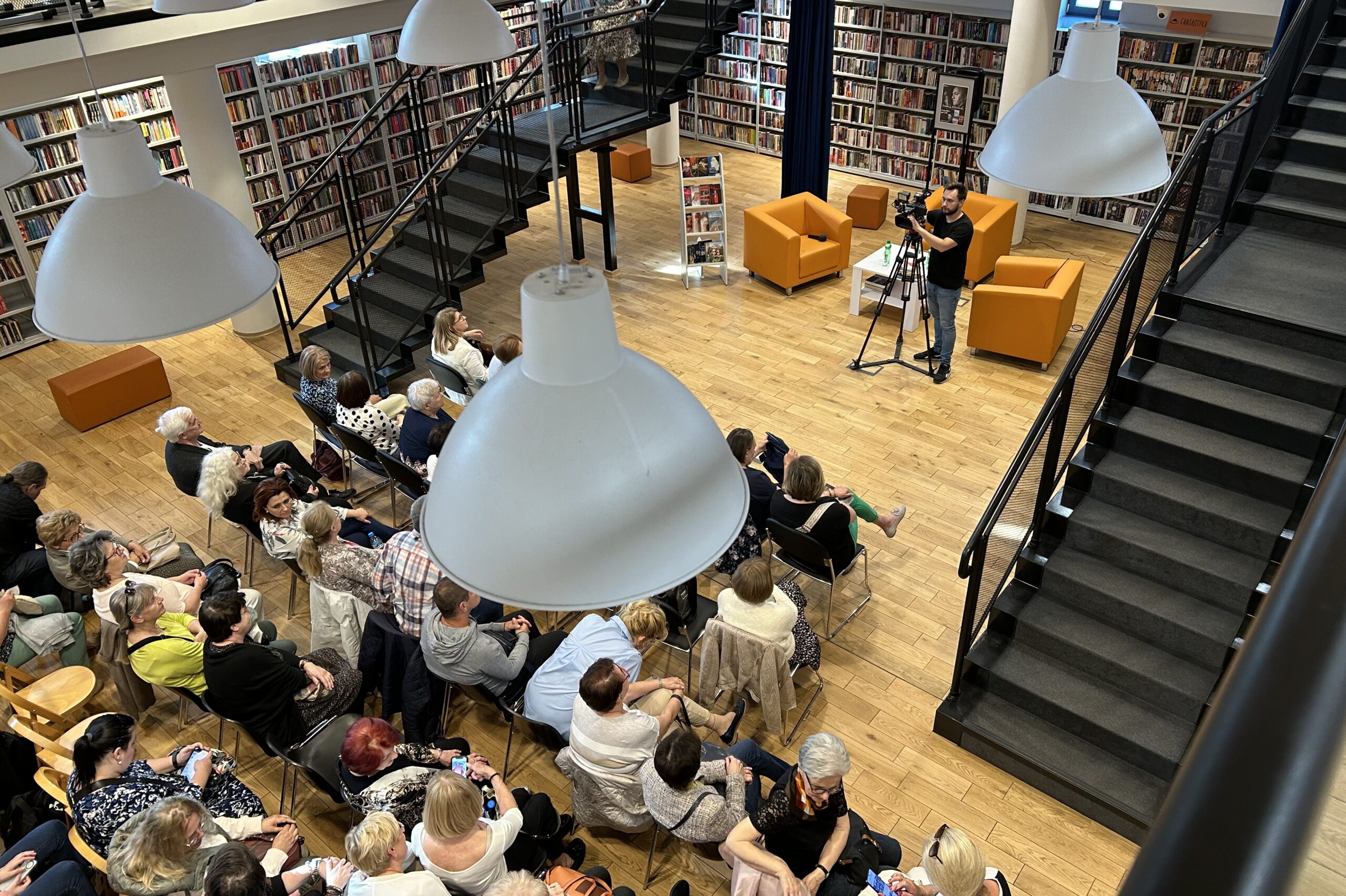 10.05.2024. Ostrowiec Świętokrzyski. Miejska Biblioteka Publiczna w Ostrowcu Świętokrzyskim. Spotkanie autorskie Janusza Leona Wiśniewskiego, autora bestsellera „Samotność w sieci” / Fot. Patryk Wójcik – Radio Kielce