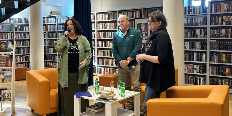 10.05.2024. Ostrowiec Świętokrzyski. Miejska Biblioteka Publiczna w Ostrowcu Świętokrzyskim. Spotkanie autorskie Janusza Leona Wiśniewskiego, autora bestsellera „Samotność w sieci” / Fot. Patryk Wójcik – Radio Kielce