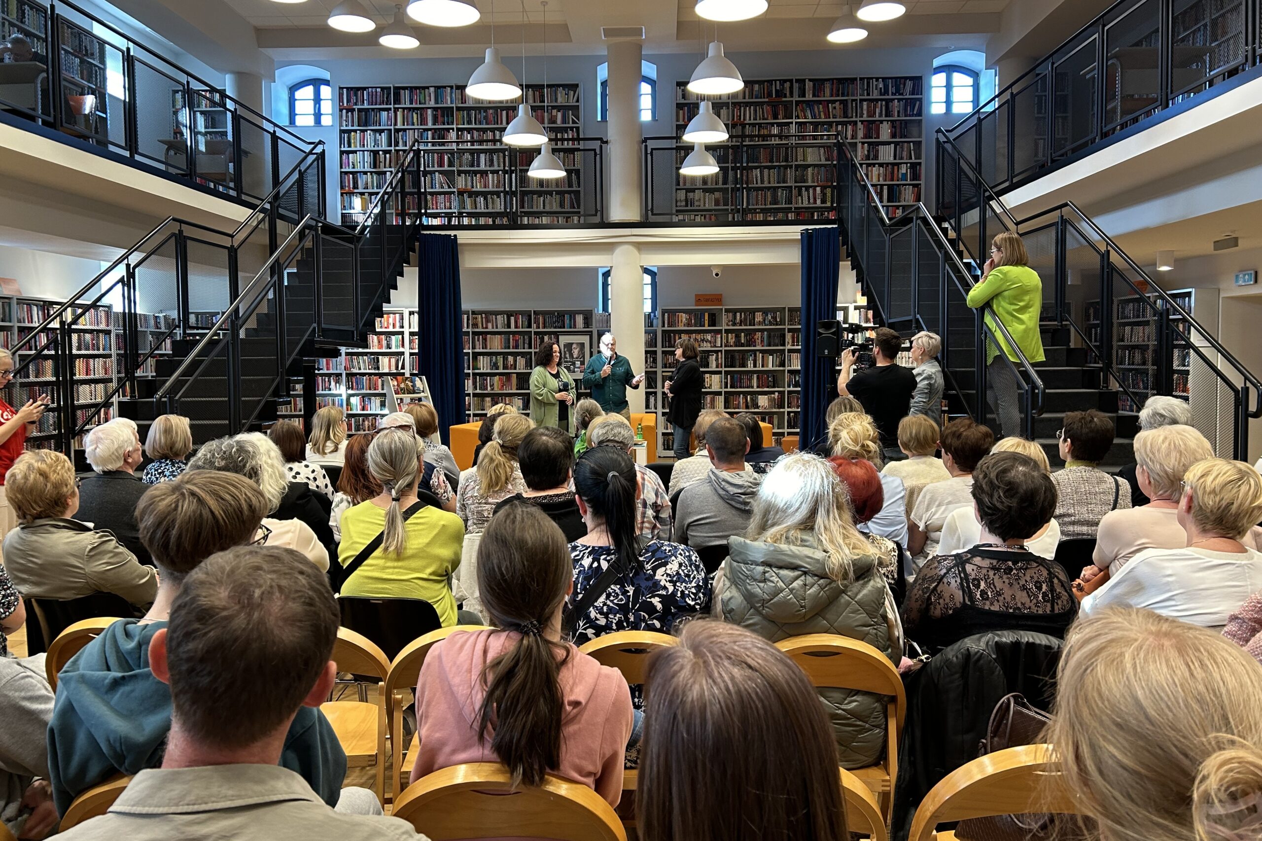 10.05.2024. Ostrowiec Świętokrzyski. Miejska Biblioteka Publiczna w Ostrowcu Świętokrzyskim. Spotkanie autorskie Janusza Leona Wiśniewskiego, autora bestsellera „Samotność w sieci” / Fot. Patryk Wójcik – Radio Kielce